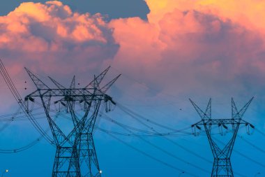 Foz do Iguazu, Parana State, Brazi'deki bir trafoktan çıkan elektrik hatları
