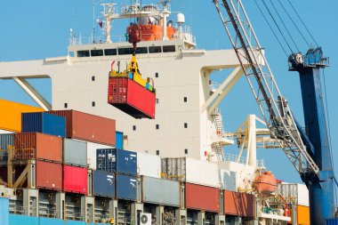 Iquique, Şili limanında yükleniyor kargo gemisi