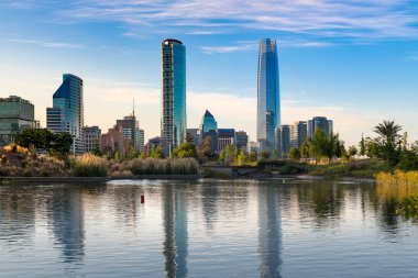 Las Condes bölgesindeki binaların silueti, Santiago de Chile