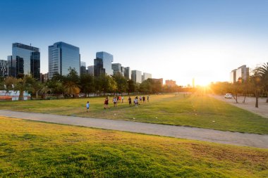 Santiago, bölge Metropolitana, Şili-Ocak 17, 2019: Insanlar Parque Araucano, Las Condes bölgesinde ana Park, Nueva Las Condes iş merkezinin ofis binaları ile çevrili spor egzersiz.