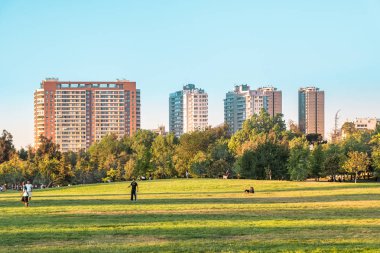 Santiago, Region Metropolitana, Şili - 19 Kasım 2018 Parque Ohiggins'te yaz akşamının tadını çıkaran insanlar şehir merkezinde.