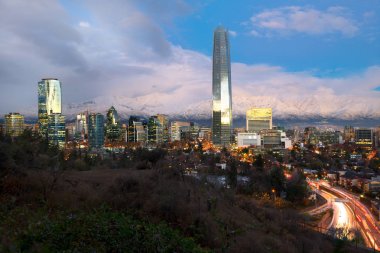 Providencia Los Andes Dağları ile finansal bölgesinde arkada, Santiago de Chile manzarası