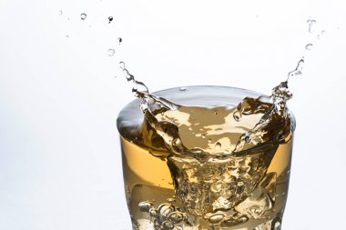 Zencefilli Ale meşrubat bir bardak sıçrayan bir buz küpü yakın