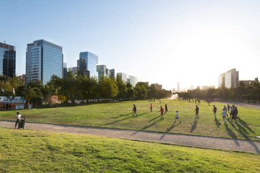 Santiago, bölge Metropolitana, Şili-Ocak 17, 2019: Insanlar Parque Araucano, Las Condes bölgesinde ana Park, Nueva Las Condes iş merkezinin ofis binaları ile çevrili spor egzersiz.