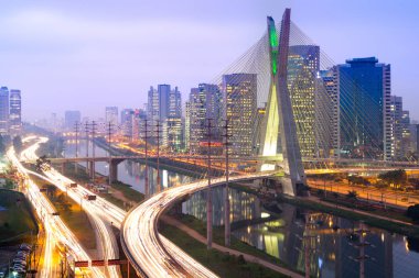 Geceleri Sao Paulo Silueti, Brezilya