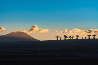 Atacama Çölü'nün yüksek And platosunda radyo teleskopan antenlerin 3boyutlu görüntülemi