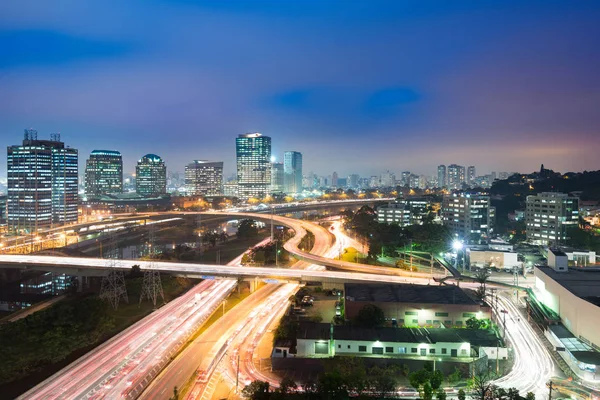 城市天际线和夜间高速公路上的交通 巴西圣保罗 — 图库照片