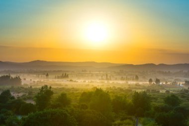Güney Şili'deki Region del Maule'deki mahsul tarlalarında ve çiftliklerde şafak vakti