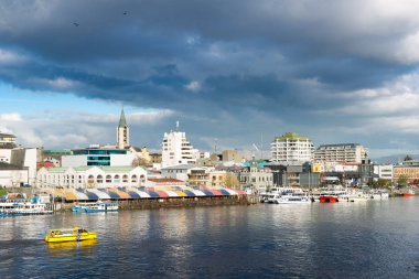 Valdivia, Region de Los Rios, Şili - 07 Ağustos 2018: Calle Calle Nehri'nin karşısındaki Valdivia şehir merkezinin görünümü.