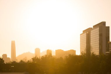 Parque Araucano, Santiago de Chile gelen Las Condes ilçesinde binaların Silueti