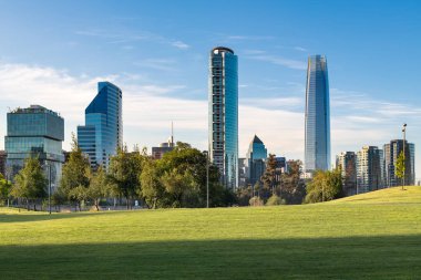 Parque Bicentenario, Santiago de Chile 'den Vitacura ve Providencia bölgelerindeki gökdelenler.