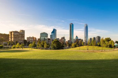 Parque Bicentenario, Santiago de Chile 'den Vitacura ve Providencia bölgelerindeki gökdelenler.