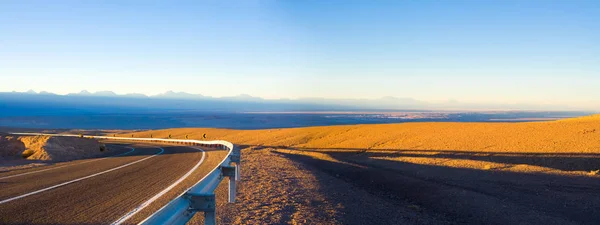 アクセス道路とアタカマソルト湖 サラー アタカマ とサン ペドロ アタカマ村 アタカマ砂漠 チリのパノラマビュー — ストック写真