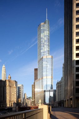 Chicago, Illinois, Amerika Birleşik Devletleri - 03 Mayıs 2011: Şafak vakti Trump International Hotel and Tower.