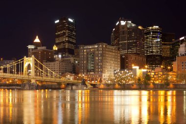 Şehir silueti ve Allegheny Nehri üzerinde Roberto Clemente Köprüsü, Pittsburgh, Pennsylvania, Abd