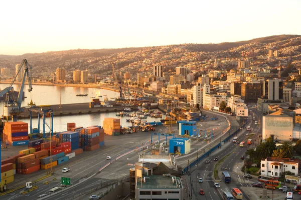Valparaiso, Şili - 23 Temmuz 2009: Liman tesisleri, şehir limanı ve Unesco Dünya Mirası Bölgesi olan şehrin tepeleri