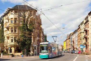 Frankfurt West, Frankfurt, Hesse, Almanya - Bir yerleşim bölgesinde tramvay. 