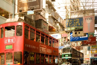 Causeway Körfezi, Hong Kong Adası, Hong Kong, Çin - Geleneksel tramvay ve mağaza tabelaları.