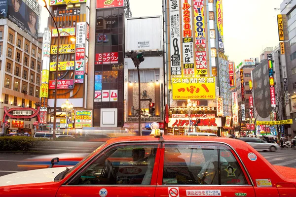 Shinjuku Tokyo Kanto Region Honshu Japan Ein Rotes Taxi Geschäftigen — Stockfoto