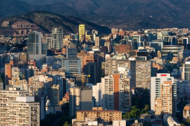 Gün batımında Providencia ve Las Condes bölgelerinin panoramik manzarası, Santiago de Chile