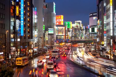 Shinjuku, Tokyo, Kanto Bölgesi, Honshu, Japonya, Asya - Shinjuku 'nun hareketli semtinde trafik reklam levhalarıyla dolu.