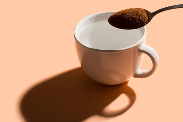 Nalanie Kawy Rozpuszczalnej Filiżankę — Zdjęcie stockowe