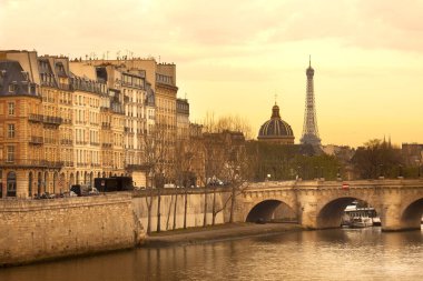 Şehir merkezinin Pont Neuf Köprüsü ve Seine Nehri, Paris, Fransa