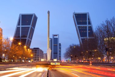 Paseo de la Castellana Bulvarı 'ndaki modern binaların silüeti Madrid, İspanya
