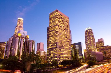 Şehir merkezindeki finans bölgesi ve Harbor Otoyolu 'ndaki gökdelenler, Los Angeles, California, ABD