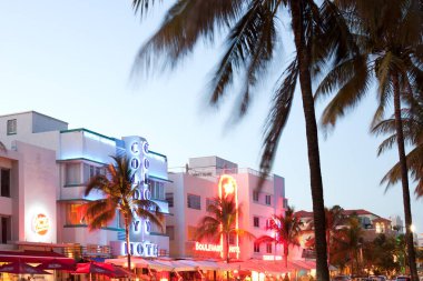 South Beach, Miami, Florida, ABD - Ünlü Art Deco bölgesindeki Ocean Drive 'daki oteller, barlar ve restoranlar.