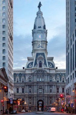 Şehir merkezi, Philadelphia, Pennsylvania, ABD - Belediye Binası ve Broad Caddesi Şafağı.