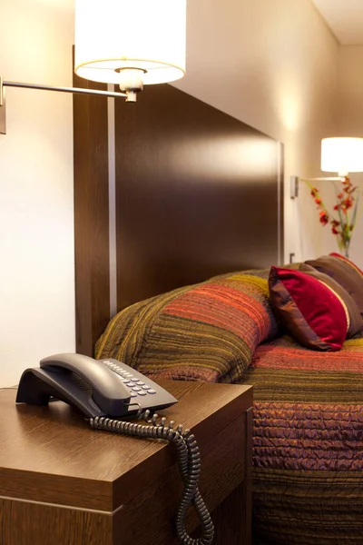 Телефон Кровать Номере Отеля — стоковое фото