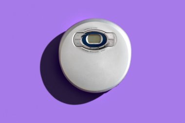 Eski model taşınabilir CD oynatıcı