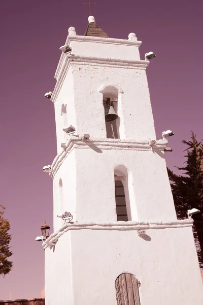 1740年にチリのアントファガスタ地方アタカマ砂漠サラール アタカマのオアシスにトコナオという村の広場に建設されたサン ルーカス教会塔 — ストック写真