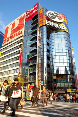Ginza, Tokyo, Kanto Bölgesi, Honshu, Japonya - Ginza 'nın hareketli bölgesinde Sukiyabashi geçidi.