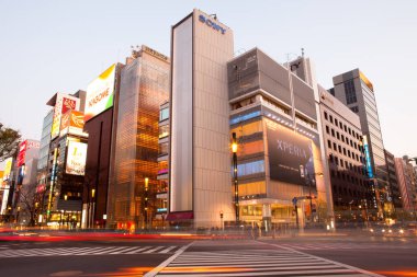 Ginza, Tokyo, Kanto Bölgesi, Honshu, Japonya, Asya - Ginza mahallesindeki Sukiyabashi sınır kapısındaki lüks mağazalar.