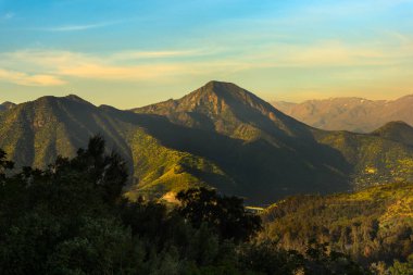 Santiago de Chile Vitacura 'nın zengin yerleşim bölgesindeki Cerro Manquehue manzarası