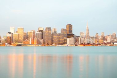 Şafakta körfezin karşısındaki şehir silueti, San Francisco, California, ABD
