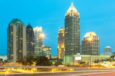 Atlanta şehir merkezinin Skyline 'ı alacakaranlıkta, Georgia, ABD