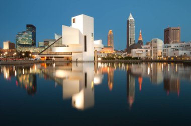 Cleveland, Ohio, Amerika Birleşik Devletleri 'nden alacakaranlıkta şehir silüeti.