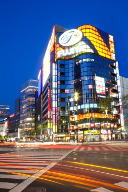 Ginza, Tokyo, Kanto Bölgesi, Honshu, Japonya - Ginza 'nın hareketli bölgesinde alacakaranlıkta Sukiyabashi sınırı.