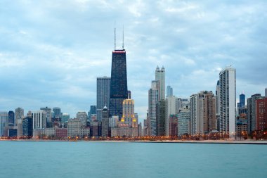 Chicago, Illinois, Amerika Birleşik Devletleri Şikago 'nun alacakaranlığında şehir merkezi silueti.