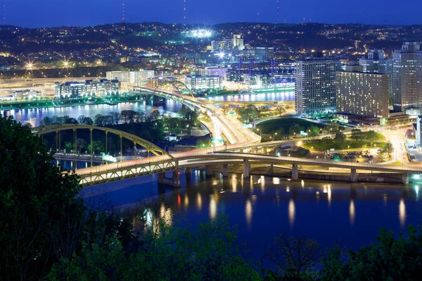 美国宾夕法尼亚州匹兹堡Monongahela河和Allegheny河上的桥梁 — 图库照片