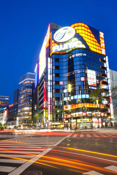 Гиндза, Токио, область Канто, Хонсю, Япония - переход Сукиябаши в оживленном районе Гиндза в сумерках.