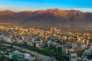 Güney Amerika, Santiago 'daki Los Andes Dağları' nın Providencia bölgesinin panoramik manzarası