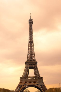 Günbatımında Eyfel Kulesi manzarası, Paris, Fransa