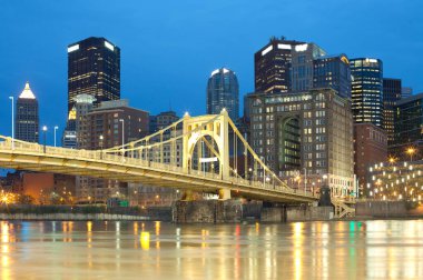 Allegheny Nehri üzerindeki Roberto Clemente Köprüsü, Pittsburgh, Pennsylvania, ABD