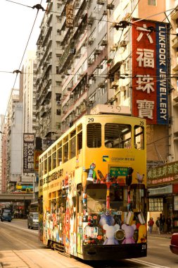 Causeway Körfezi, Hong Kong Adası, Hong Kong, Çin - Geleneksel tramvay ve mağaza tabelaları.