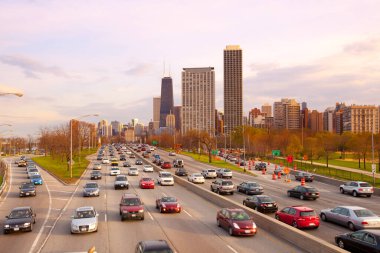 Chicago, Illinois, ABD - Chicago şehir merkezindeki Lake Shore Drive 'da trafik.