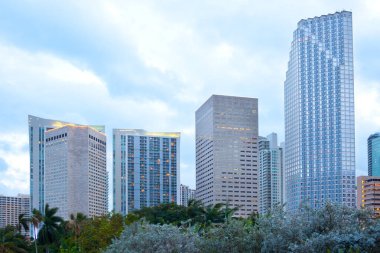 Miami, Florida, Amerika Birleşik Devletleri 'nin alacakaranlığında şehir silüeti